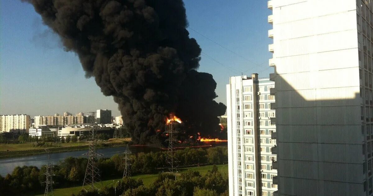 Почему нет новостей сегодня. Пожар на Москва реке в Братеево. Пожар в Москве Марьино. Пожар в Марьино сейчас. Пожар в Москве сейчас.