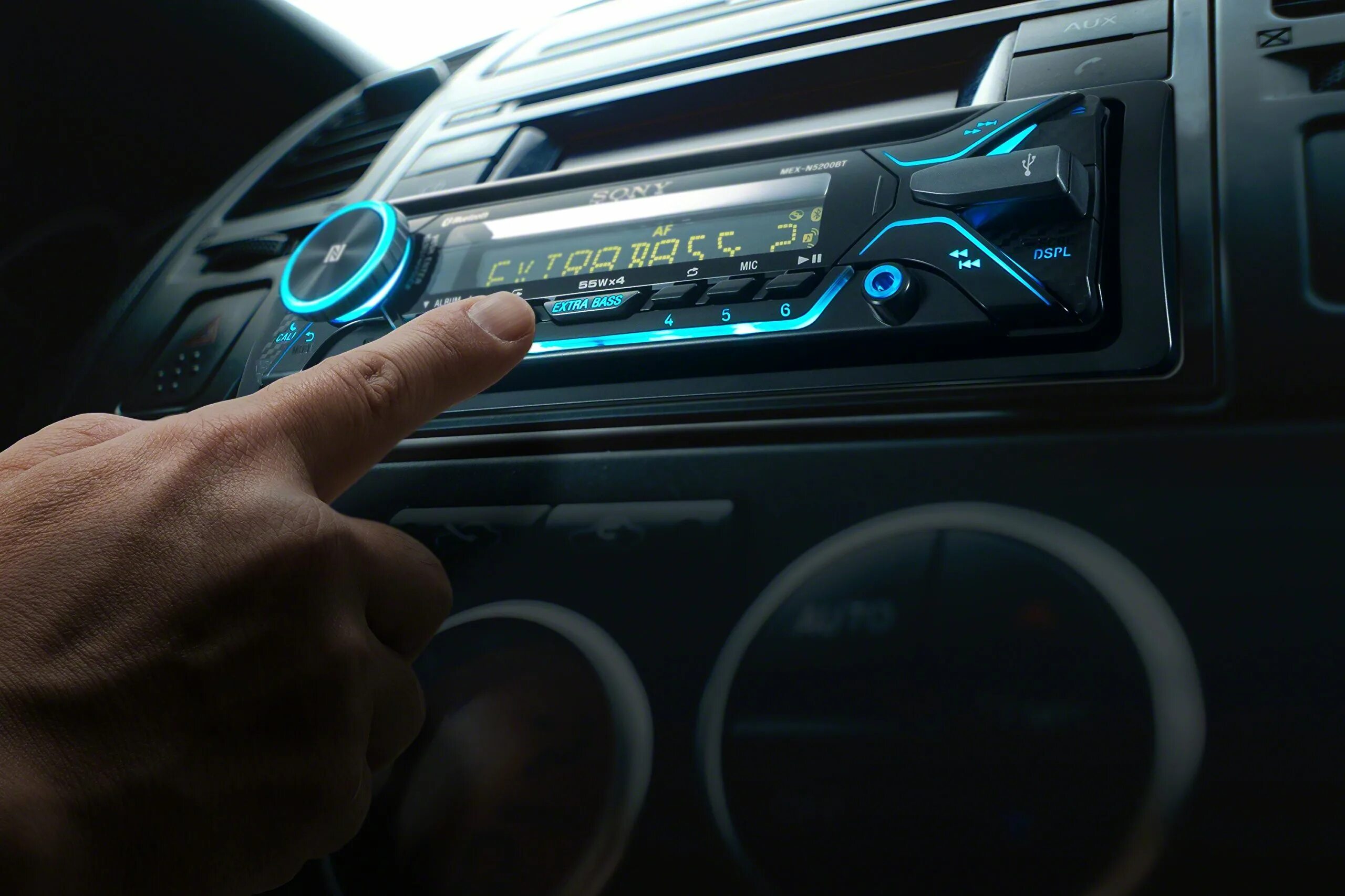 Pioneer avh-7700bt. Автомагнитола 1din с выдвижным экраном rk-712. Автомагнитола parrot asteroid classic. Автомагнитолы на автомобили. Автомагнитола в авто салон.