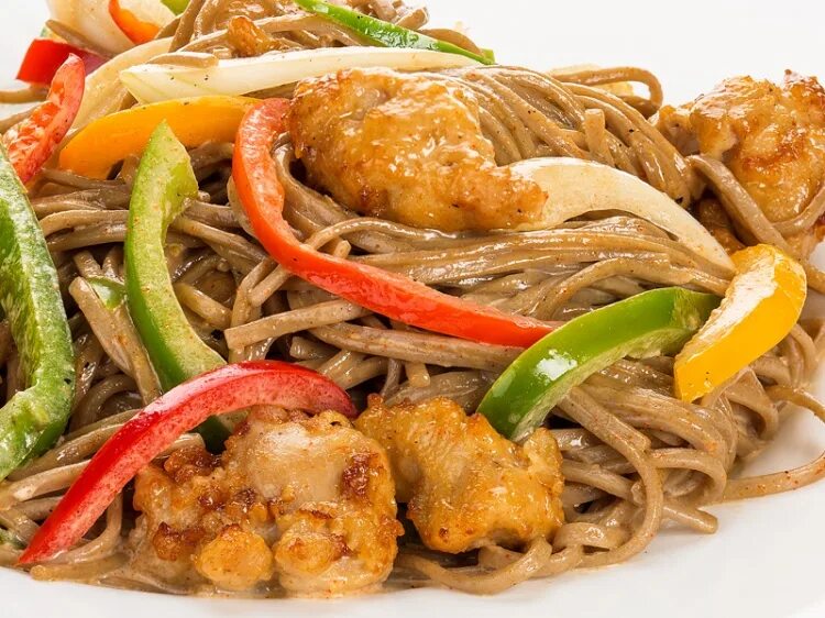 Курица гречневая лапша соевый соус. Гречневая лапша с курицей. курица с гречневой лапшой и овощами. гречневая лапша с курицей и овощами. блюда с гречневой лапшой и курицей.