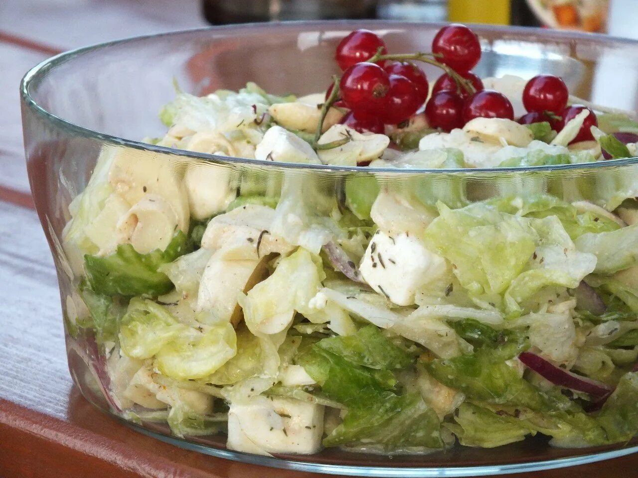 Домашние салаты в контейнерах. Как понять что салат испортился. Грибной салат с сыром. Греческий йогурт для салата. За сколько портится салат с майонезом.