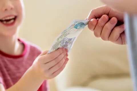К чему снится давать деньги дочери