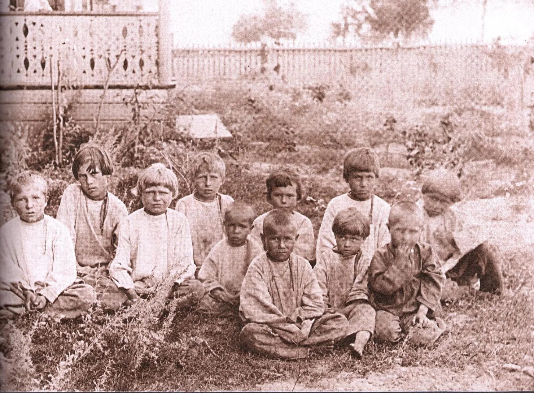 сарай сотрудники. крестьянские дети 20 века в россии. дети 1917. дети 1918 год. детская одежда после революции.