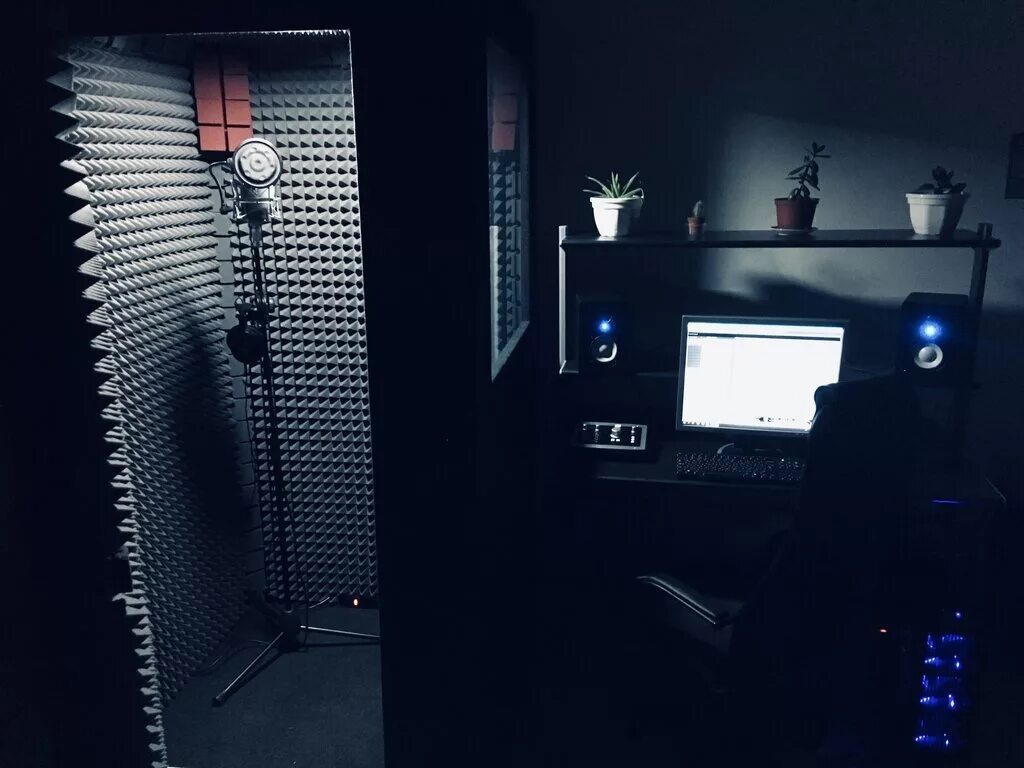 Акустический поролон в комнате. Студия звукозаписи с подсветкой. Студия звукозаписи новокузнецк. Запись звуков ночью. Запись звуков ночью.