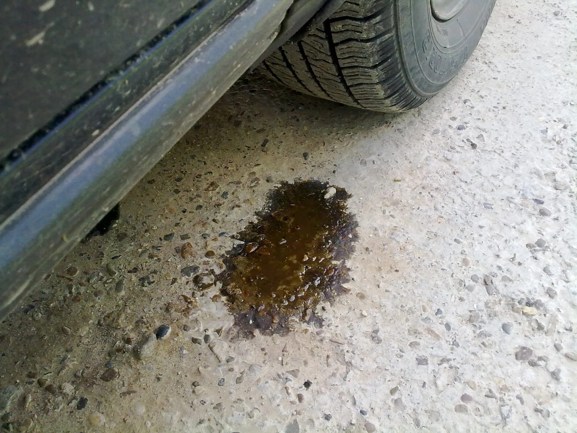 Автомобиль пятно. Масляное пятно под автомобилем. Следы масла под машиной. Пятна масла под машиной.