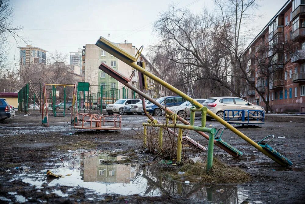 выкатывает со дворов вид