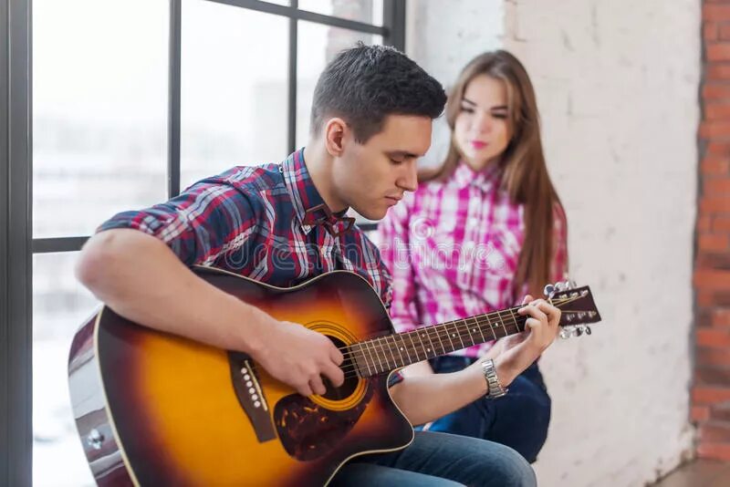 Парень с гитарой и девушка. Парень и девушка поют. Парень поет девушке на гитаре. Парень играет на гитаре девушке.
