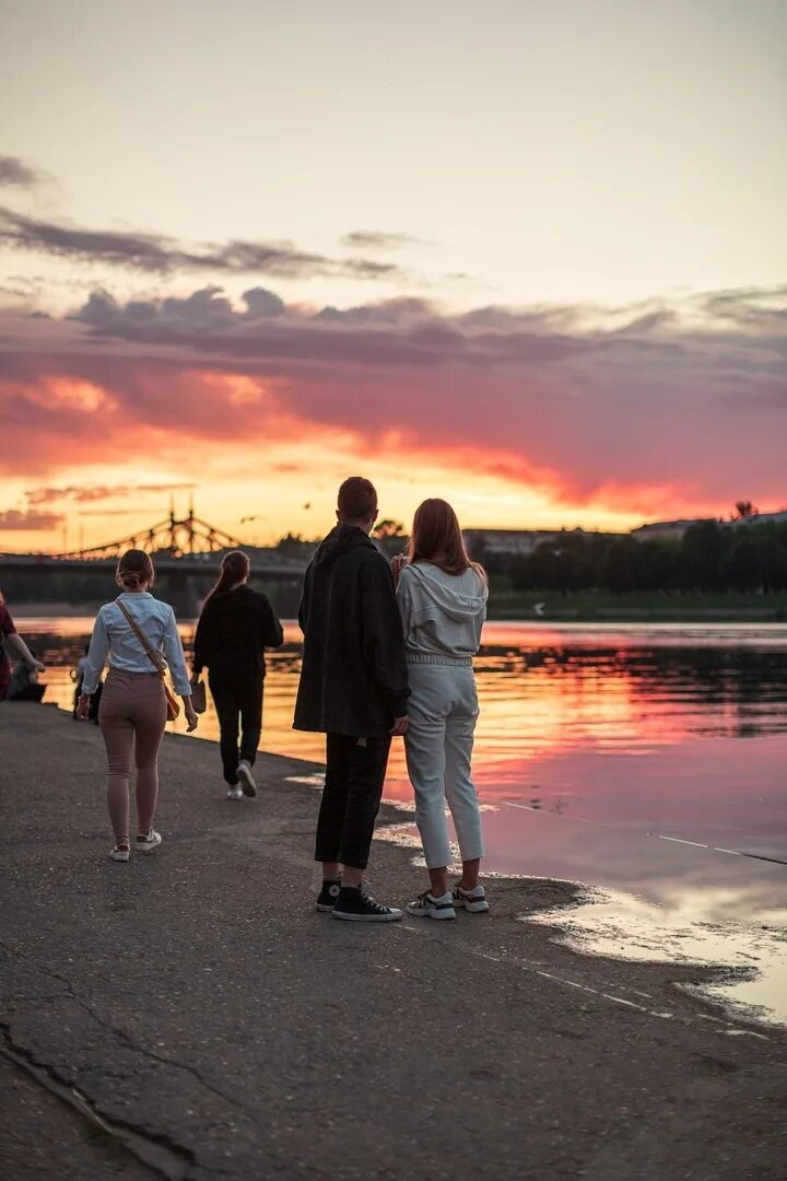 Прогулка на закате. Друзья на закате. Фотосессия на закате в городе. Прогулка закат город.