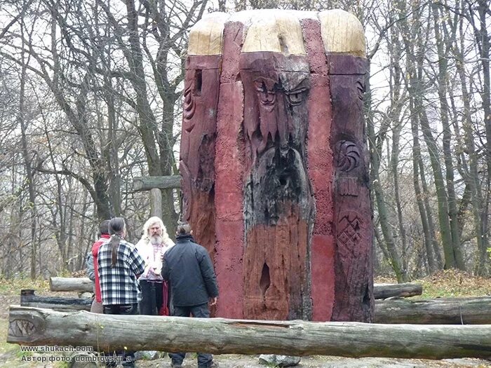 Идол перун древняя русь. Идол перуна в киеве. Перунов холм киев. Перунов холм киев. Перунов холм киев.