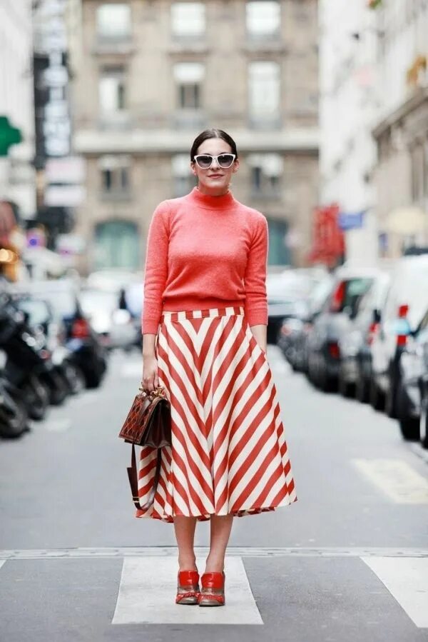 Style way. Юбка в полоску street style. юбка в красную полоску. юбка с принтом стритстайл. модные юбки в полоску.