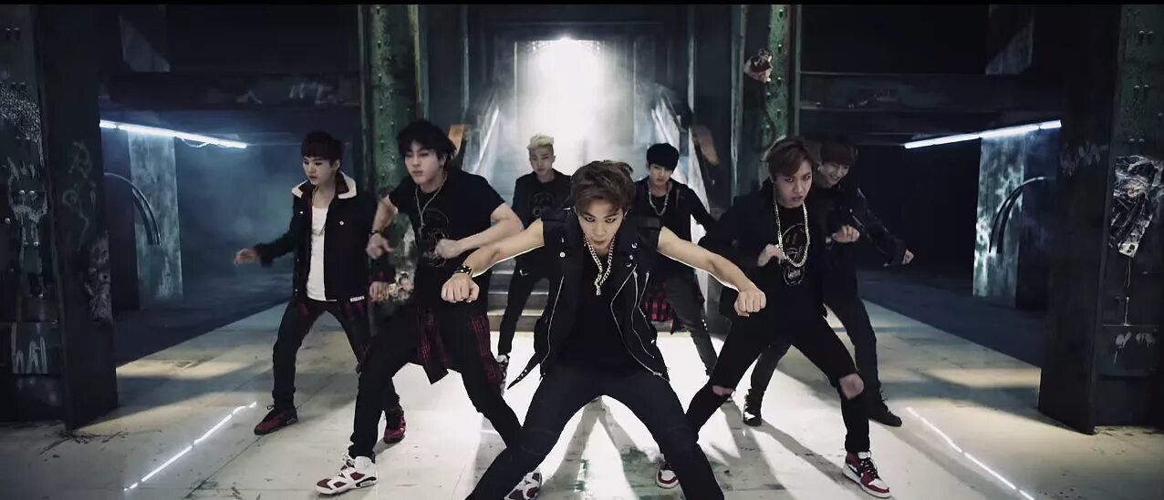 Bts danger. Бтс дангер. бтс 2014 дангер джин. бтс danger клип. danger bts кадры.