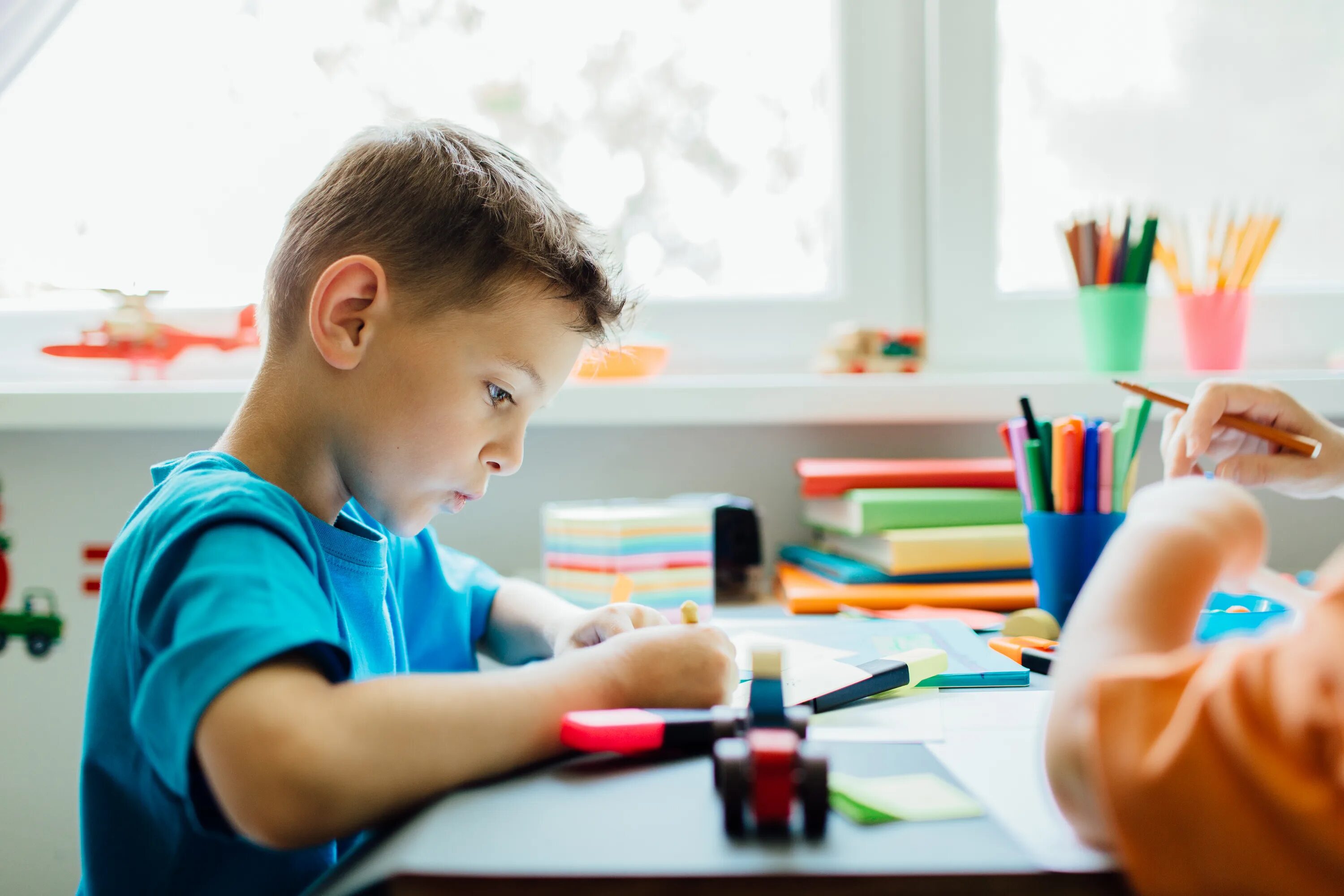 Watch are the children doing. Домашнее задание ребенок Эстетика. Ребенок делает домашнее задание. Ребенок делает уроки. Школьники стоковое изображение.