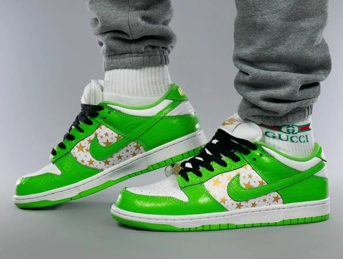 Dunk green. Nike sb dunk green. supreme×nike sb dunk low green. nike dunk low supreme 2025. nike sb dunk low supreme stars mean green.