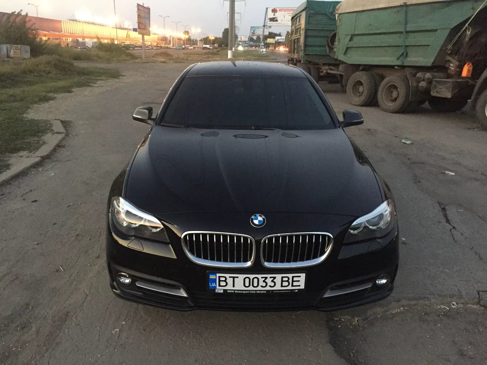 Бмв тонированная. F10 520. Тонированные фары бмв. Бмв тонированная. Bmw 5 f10 тонированная.