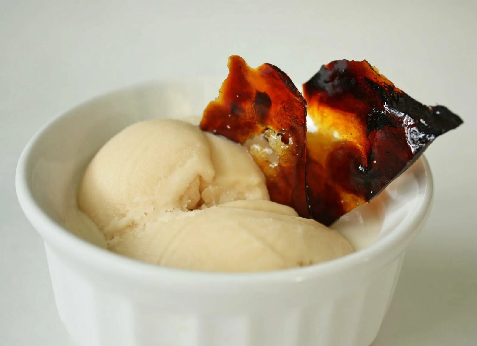 Мороженое крем брюле марки. Крем-брюле классический мороженое. Мороженое крем брюле. Пломбир крем-брюле. Мороженое крем брюле.