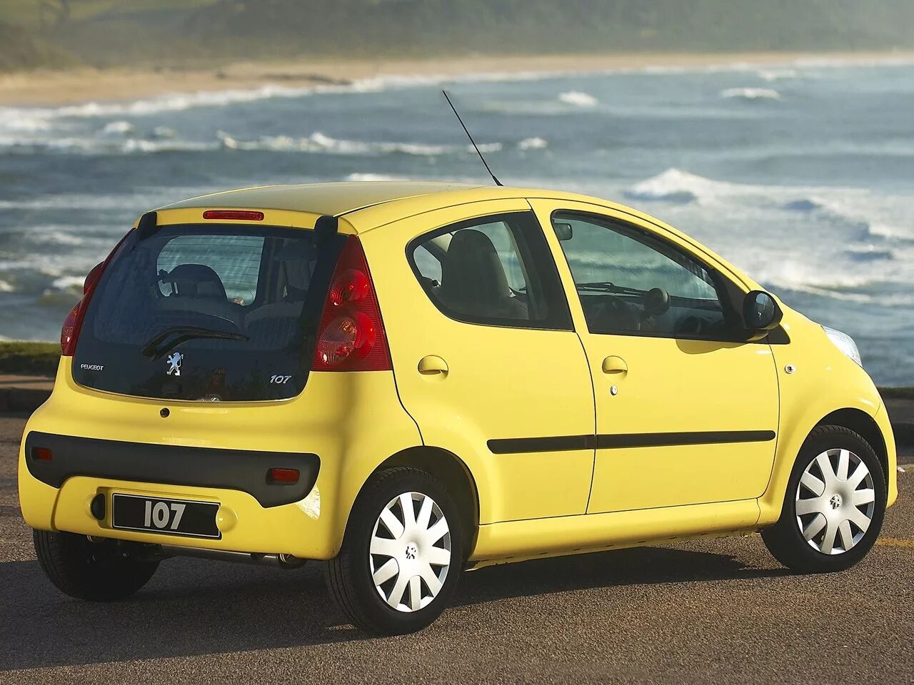 Пежо 107 5 дверный. Pego 107. Peugeot 107. Пежо маленькая 107. Пежо 107 двухдверная.