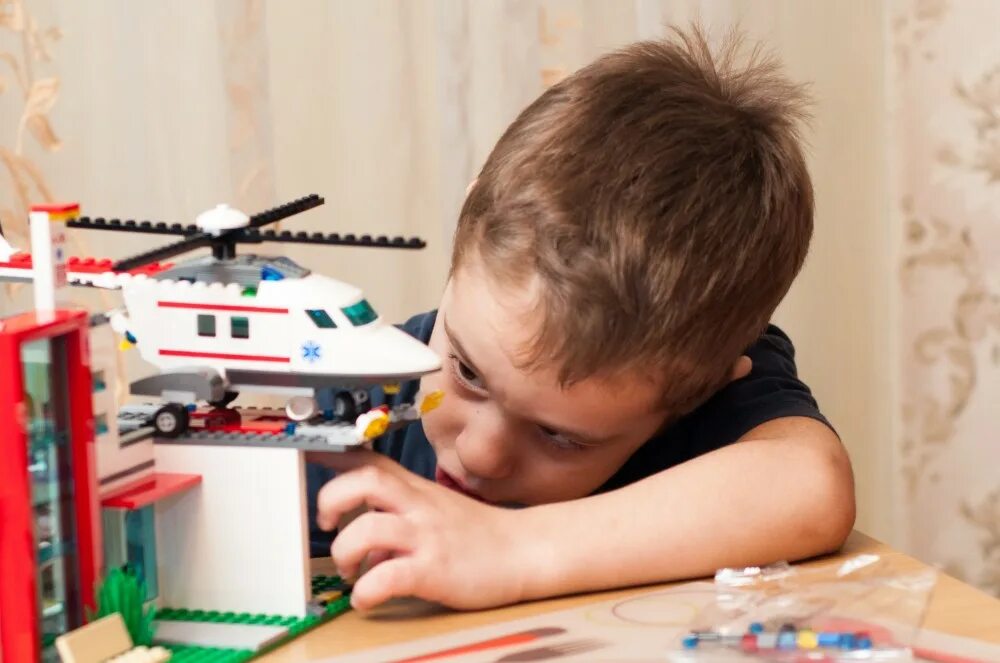 Игрушки для мальчиков. Мальчику подарили конструктор. Дети собирают лего. Мальчику подарили конструктор. Лего буст робот.