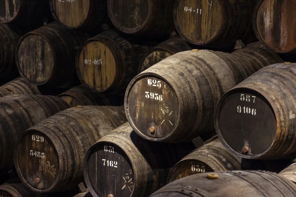 Греция древняя бочка с вином. Портвейн в бочках. Портвейн в бочках. Винный погребок портвейн. Красное вино в бочках.