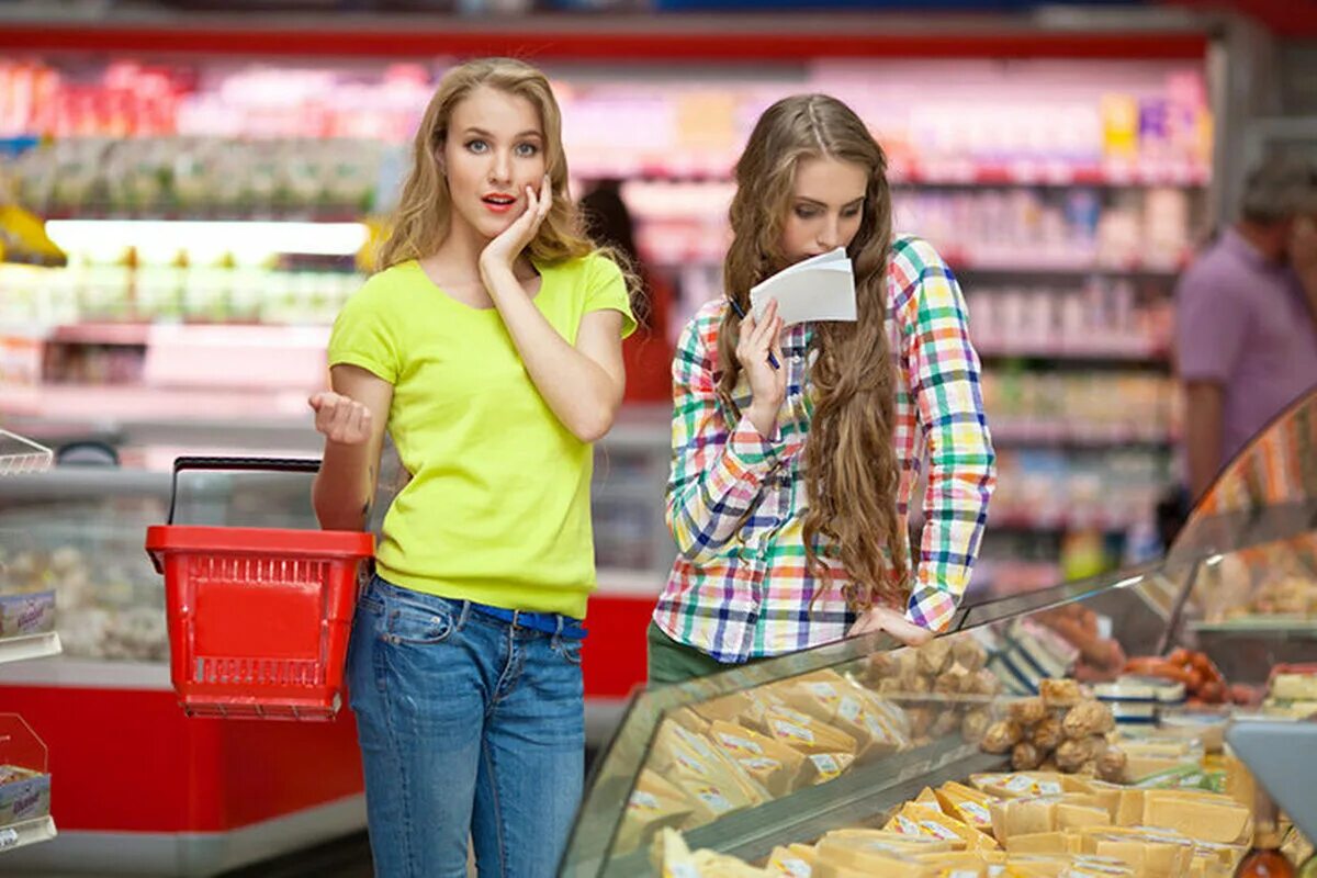 женщина потребитель. покупатели в магазине продуктов. покупатель в магазине. продукты подорожали. кассир и покупатель.
