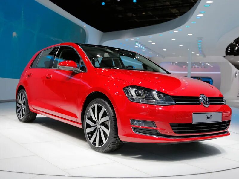 Купить гольф цена. Volkswagen Golf v новый. Гольф авто 2013 7. Гольф в дилерском центре. Golf 6 на парижском автосалоне 2008.