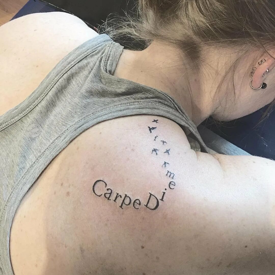 Татуировки с надписью Carpe Diem. Carpe Diem тату на ключице. Тату надпись на ключице Carpe Diem. Лови момент на латыни тату.