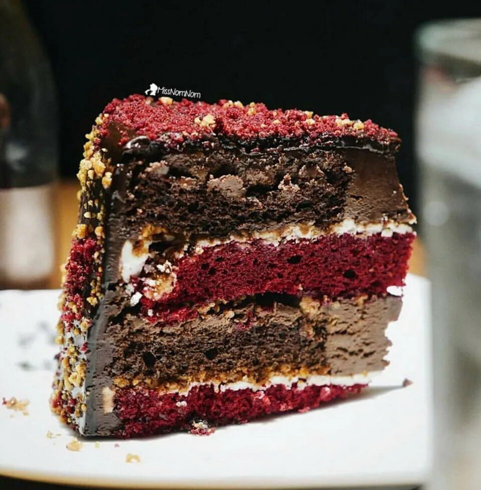 Торт раз два три от энди шеф. Торт шоколадный бархат. Красный бархат с шоколадом. Торт бархатный шоколад. Грузинский торт.