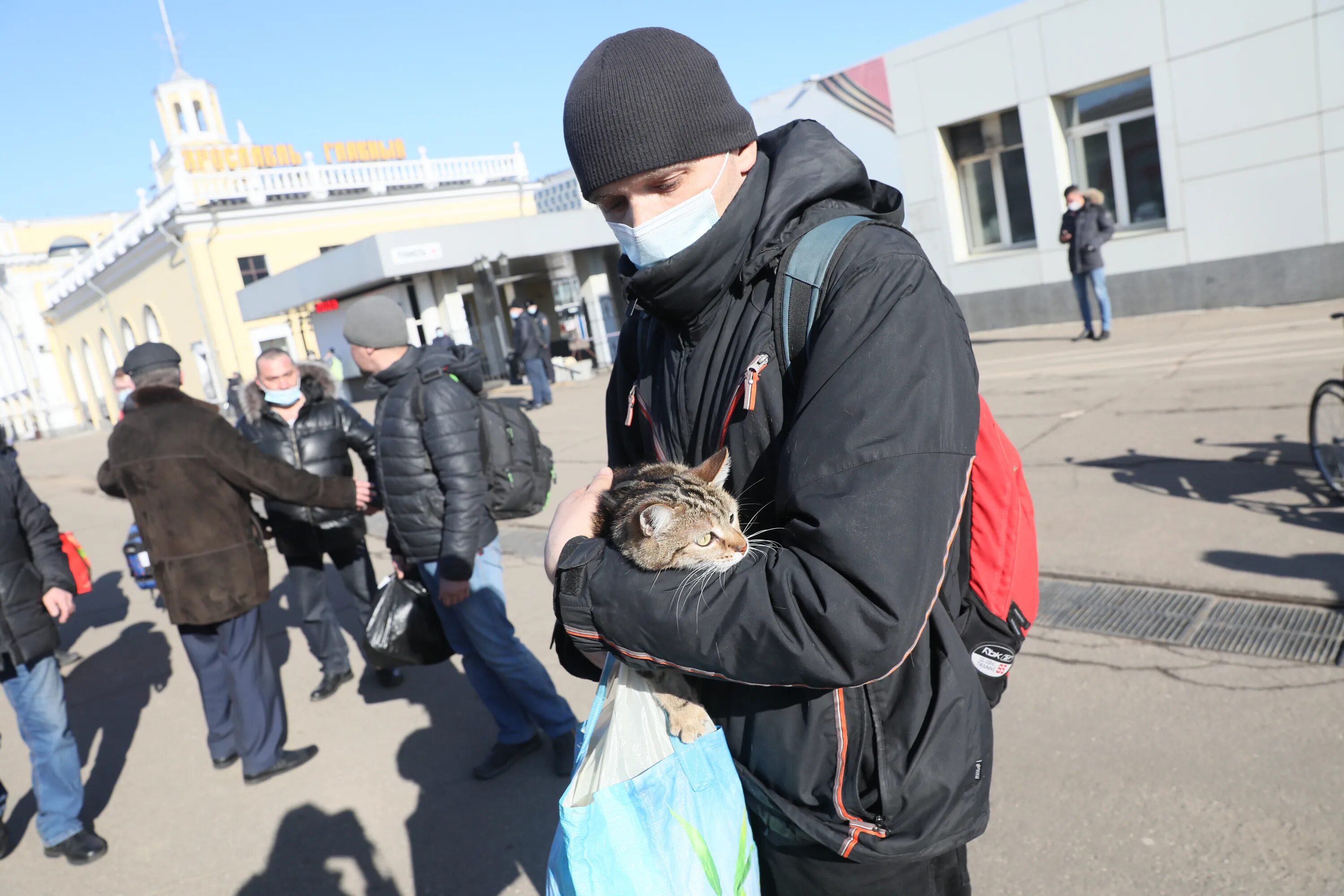 Люди на вокзале. Беженцы с Донбасса в Ярославле. Беженцы в Ярославле. Мариуполь беженцы.