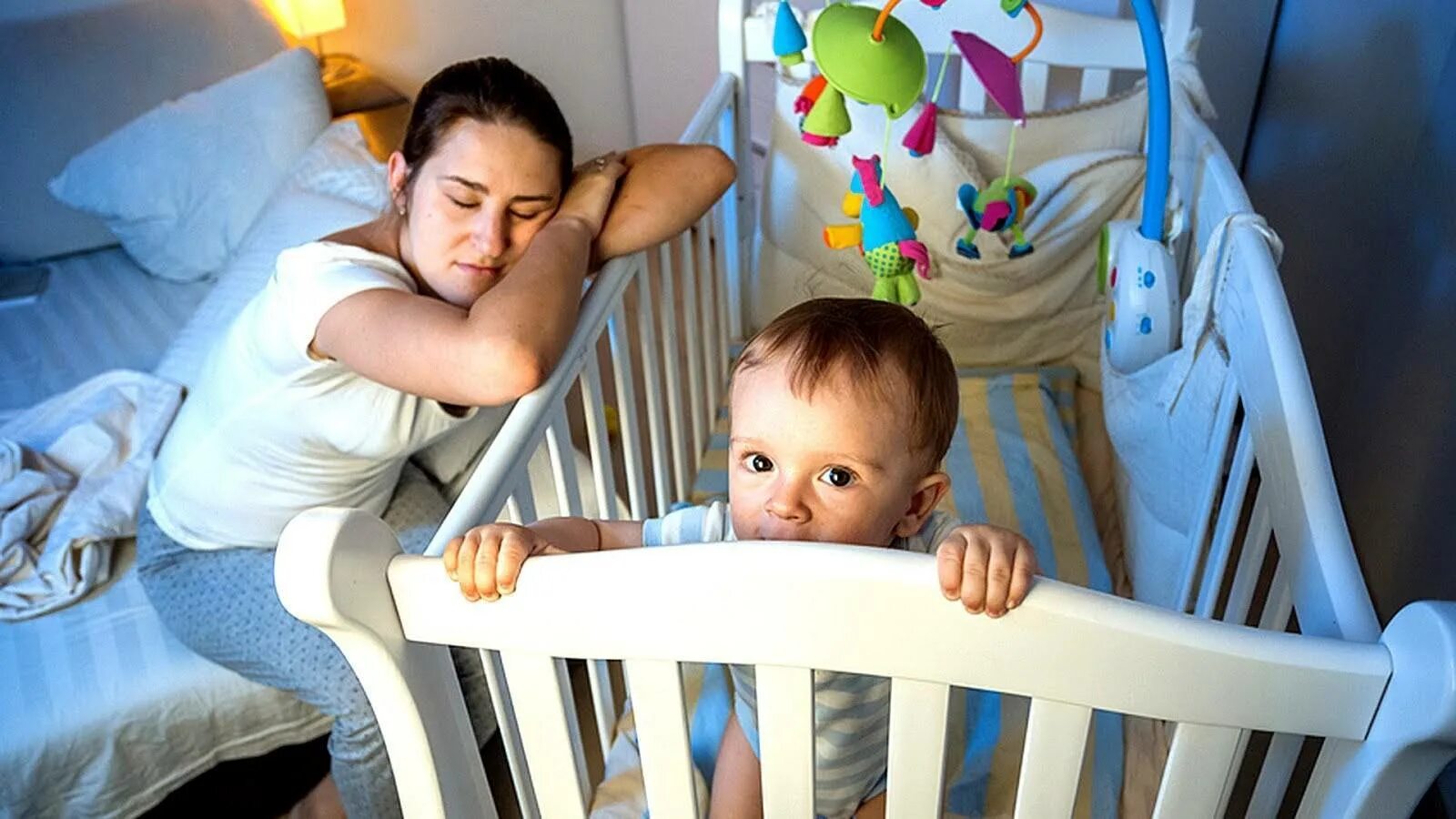 Годовалый ребенок просыпается ночью. Годовалый ребенок просыпается ночью. Лицо спящего ребенка. Ребенок плохо спит. Сонное детское лицо.