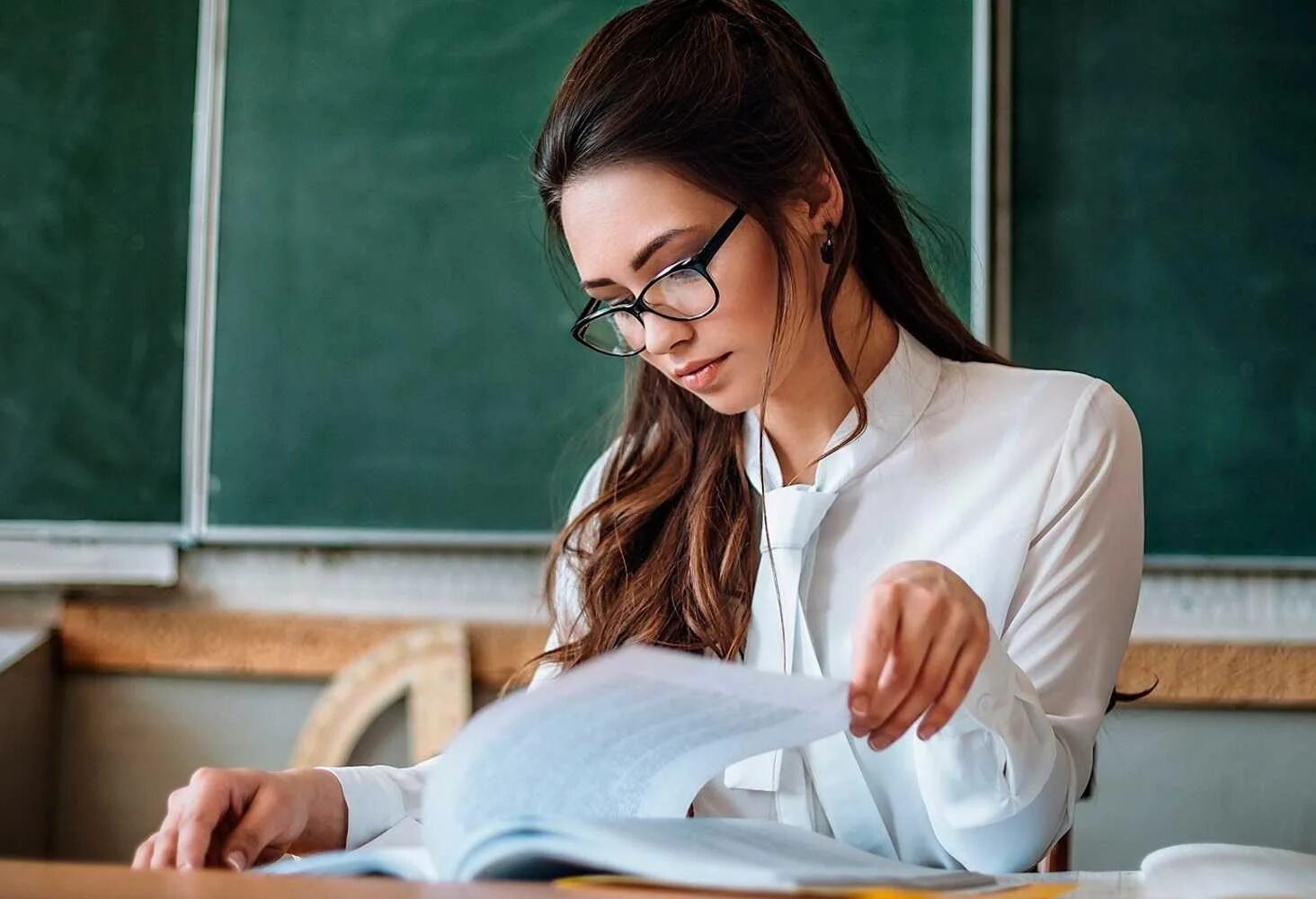 Красивые преподаватели девушки. Учитель у доски. Симпатичный учитель. Симпатичный учитель. Молодые учителя в школах.