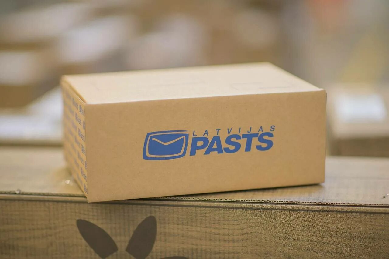 Посылка латвии. Посылка едет. Посылка латвии. Посылка в пути. Бандероль почта россии.