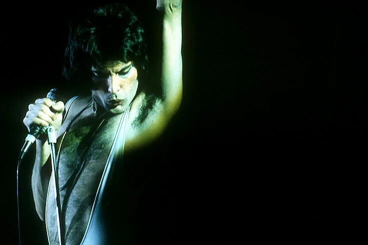 Слушать living on my own. Фредди меркури living on.. freddie mercury «living on my own» (1993). квин living on my own. постер freddie mercury living on my own.