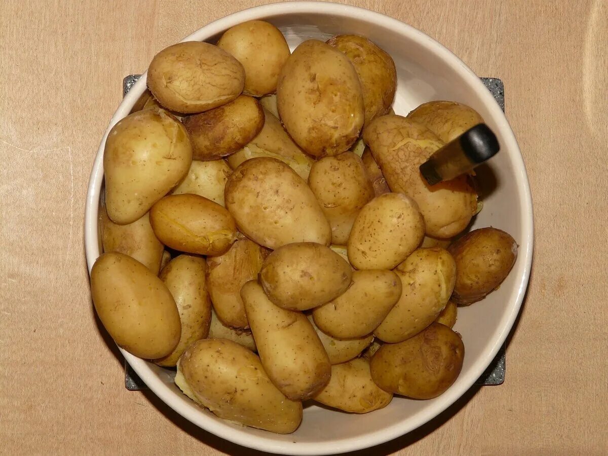 Картофель в темноте. На горячие картошку. Горячий картофель. Картофель в мундире. Фотосессия блюдо картофель.