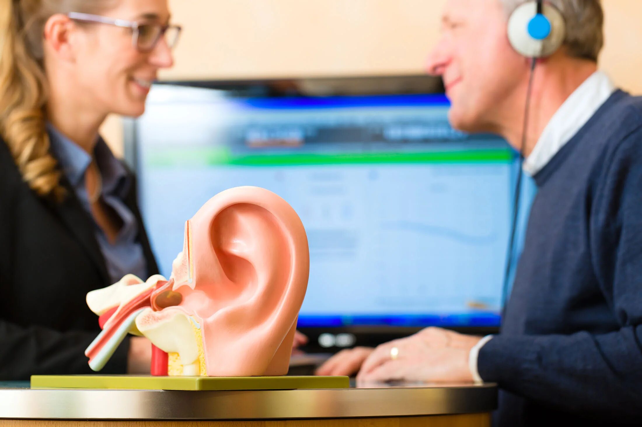 Коррекция нарушения слуха. Люди с нарушением слуха. Аппарат для тестирования слуха. Реабилитация слуха. Слуховой аппарат врача.