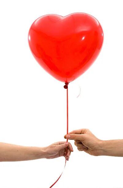 Воздушный шарик в руке. Воздушный шарик сердце. Дарит шарик.