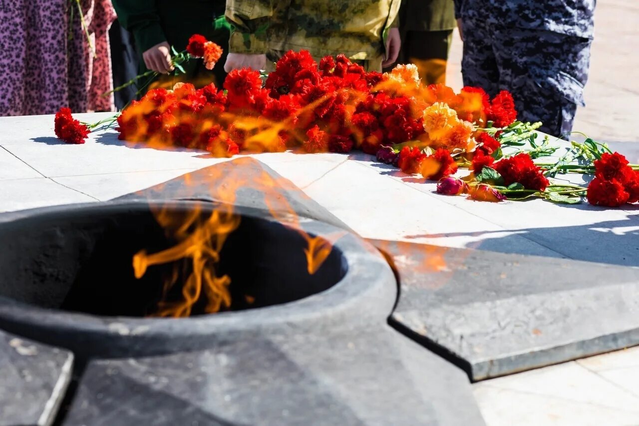 Минута молчания метроном. 15 минута молчания. Акция минута молчания 9 мая. Памяти неизвестного солдата. Акция минута молчания 9 мая.