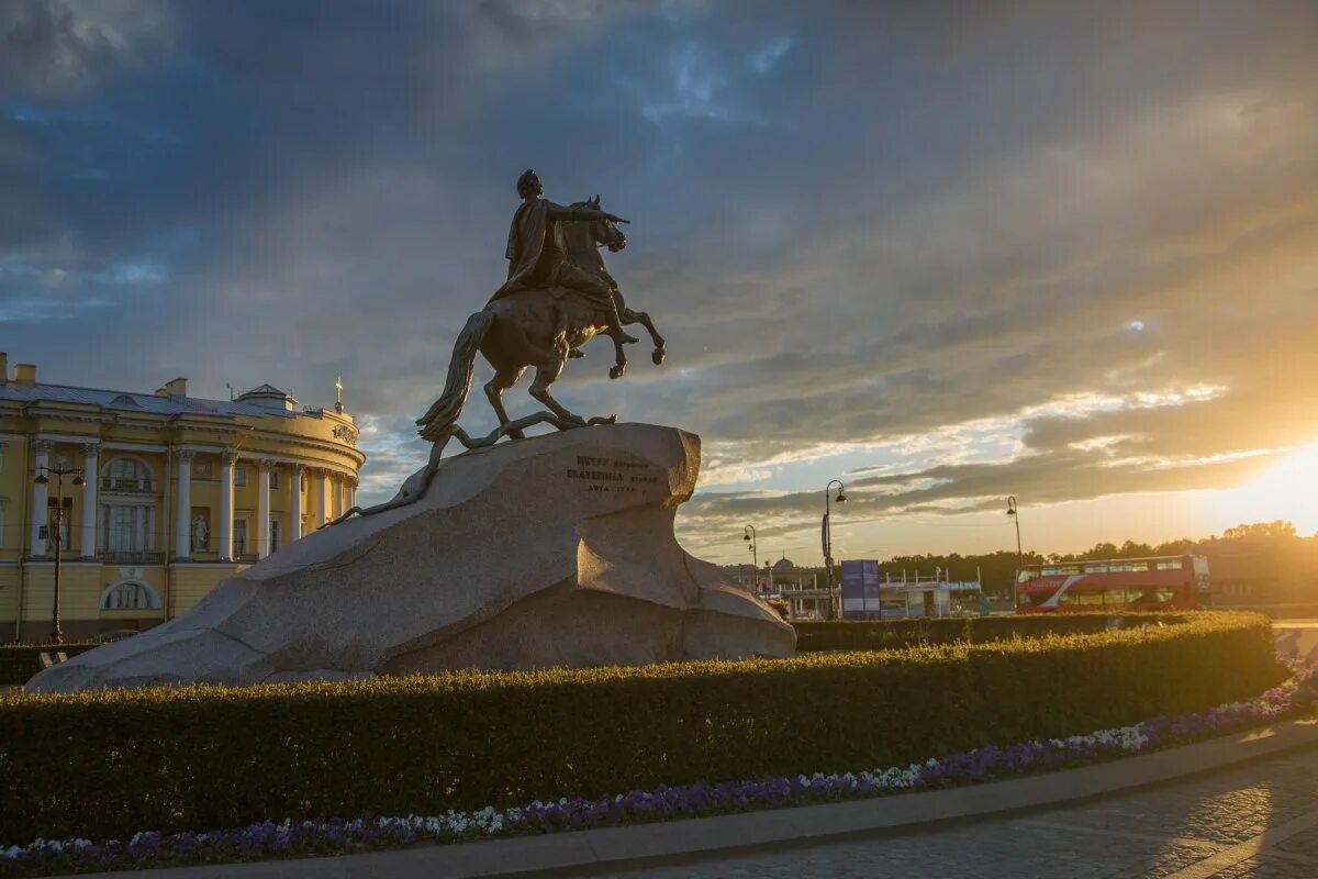 Достопримечательности петербурга медный всадник. Медный всадник в санкт-петербурге. достопримечательности питера медный всадник. сенатская площадь. памятник петру i петропавловская крепость на коне.