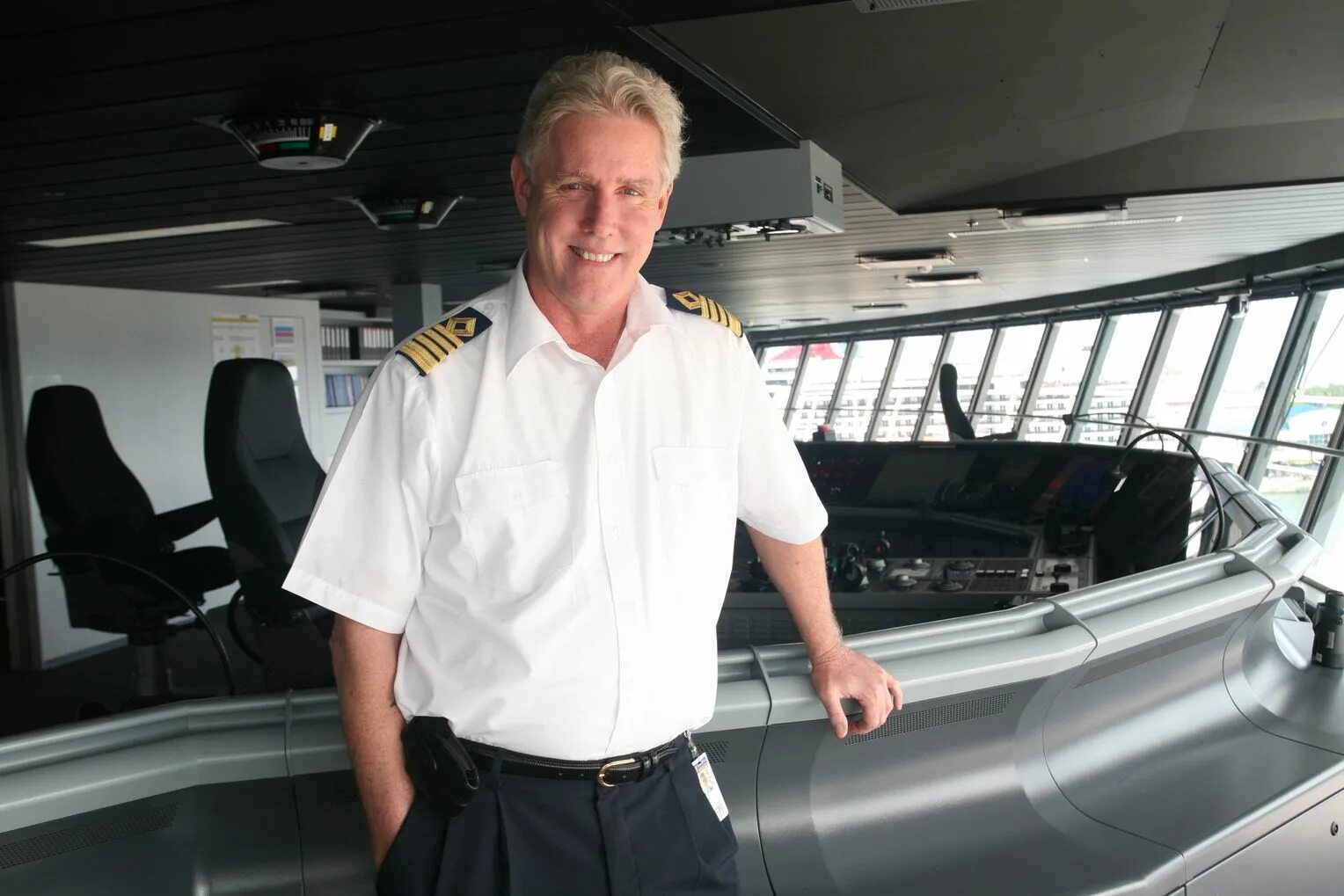 капитан корабля. старший помощник командира корабля. кот матрос на теплоходе чернышевский. киржеманов алексей анатольевич капитан. молодой капитан судна.