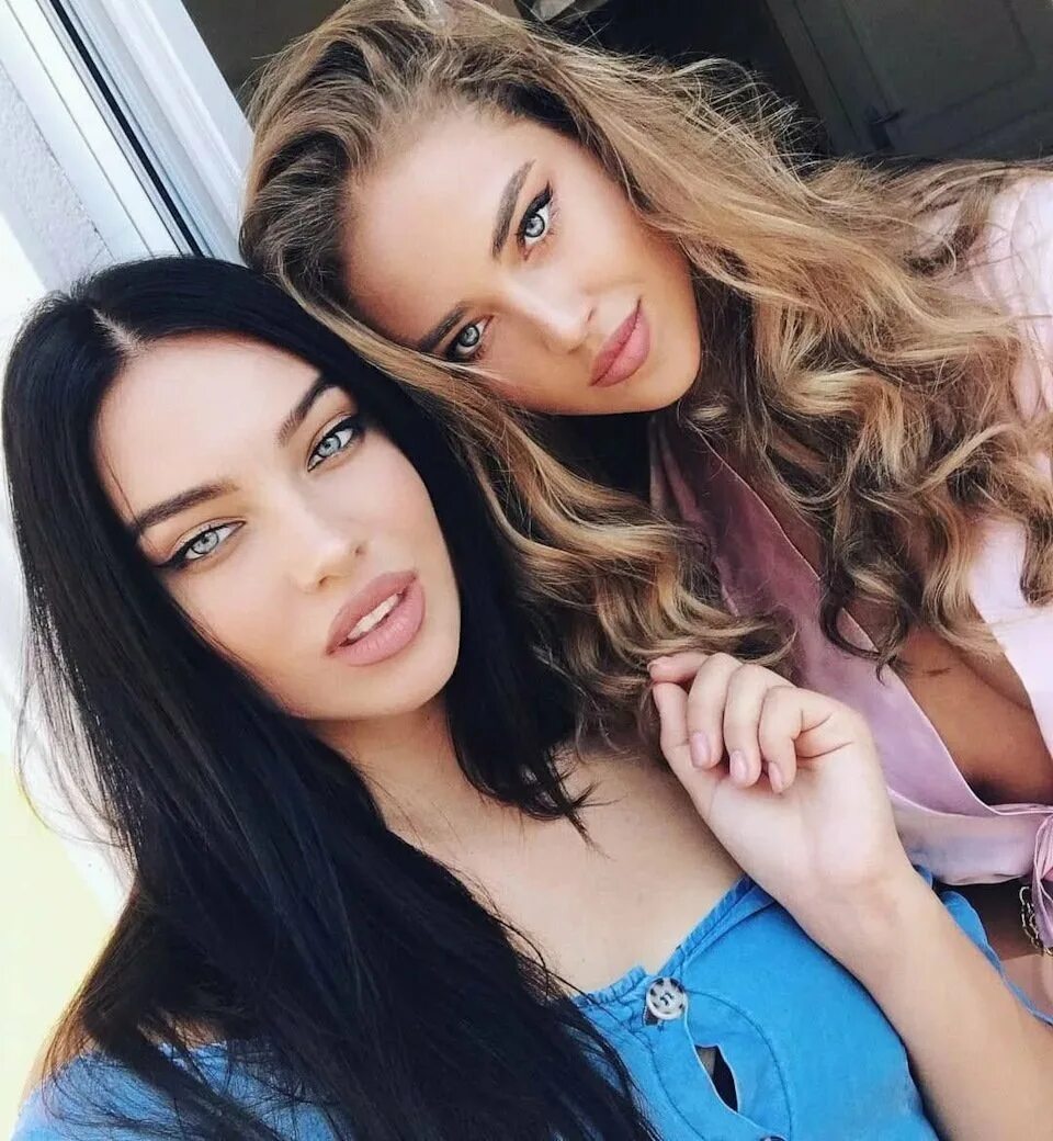 Алессандра амбросио эрин хизертон адриана лима. Яна добровольская. Красивые подруги. Ирина шейк в желтом платье. Три девушки в платьях.