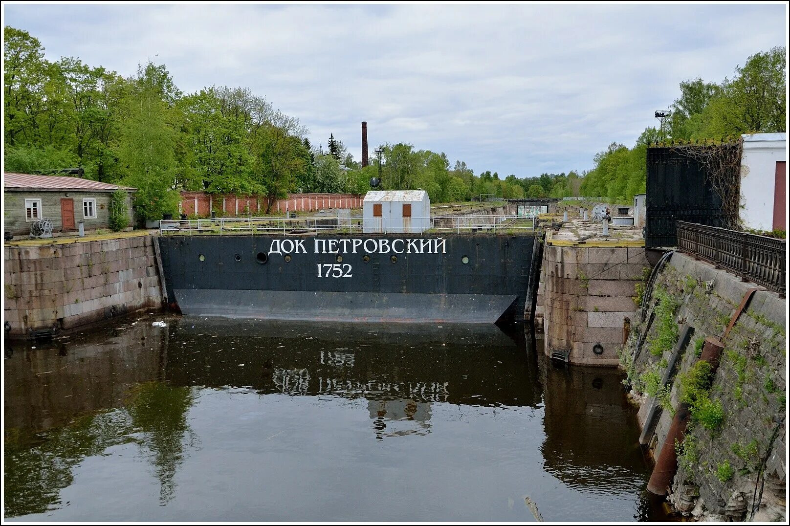 Выборг кронштадт. Петровский док в кронштадте. сухой док петра великого в кронштадте. док петра 1 в кронштадте. петровский доки кронштадта.