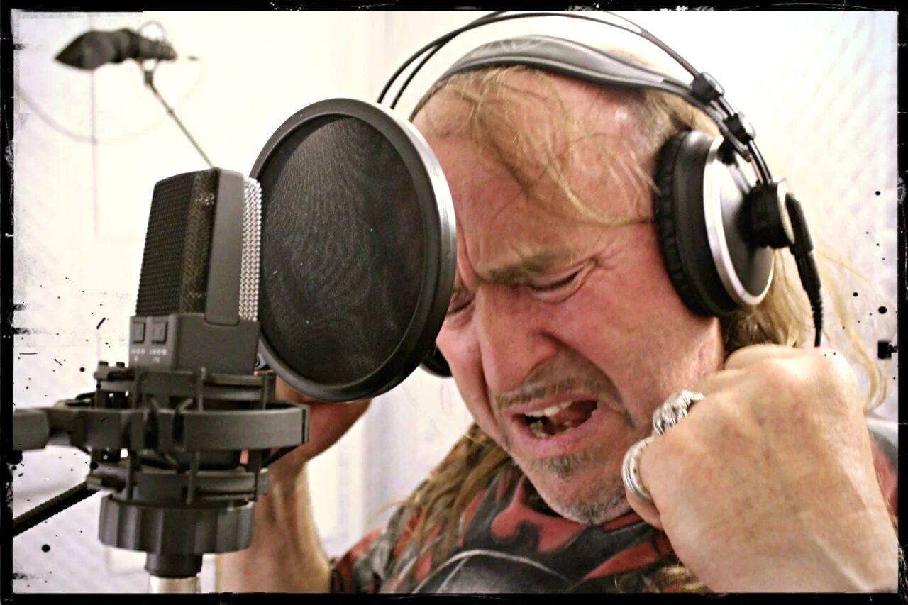 Минусовки рок песен. Студия записи песен новосибирск. Muse вокалиси. Барабанщик nine inch nails. Советы вокалистам.