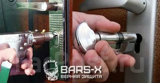Застрял ключ в замке железной. Сломанный дверной ключ. вскрытие личинки замка двери. застрял ключ в двери. сломался ключ в замке.