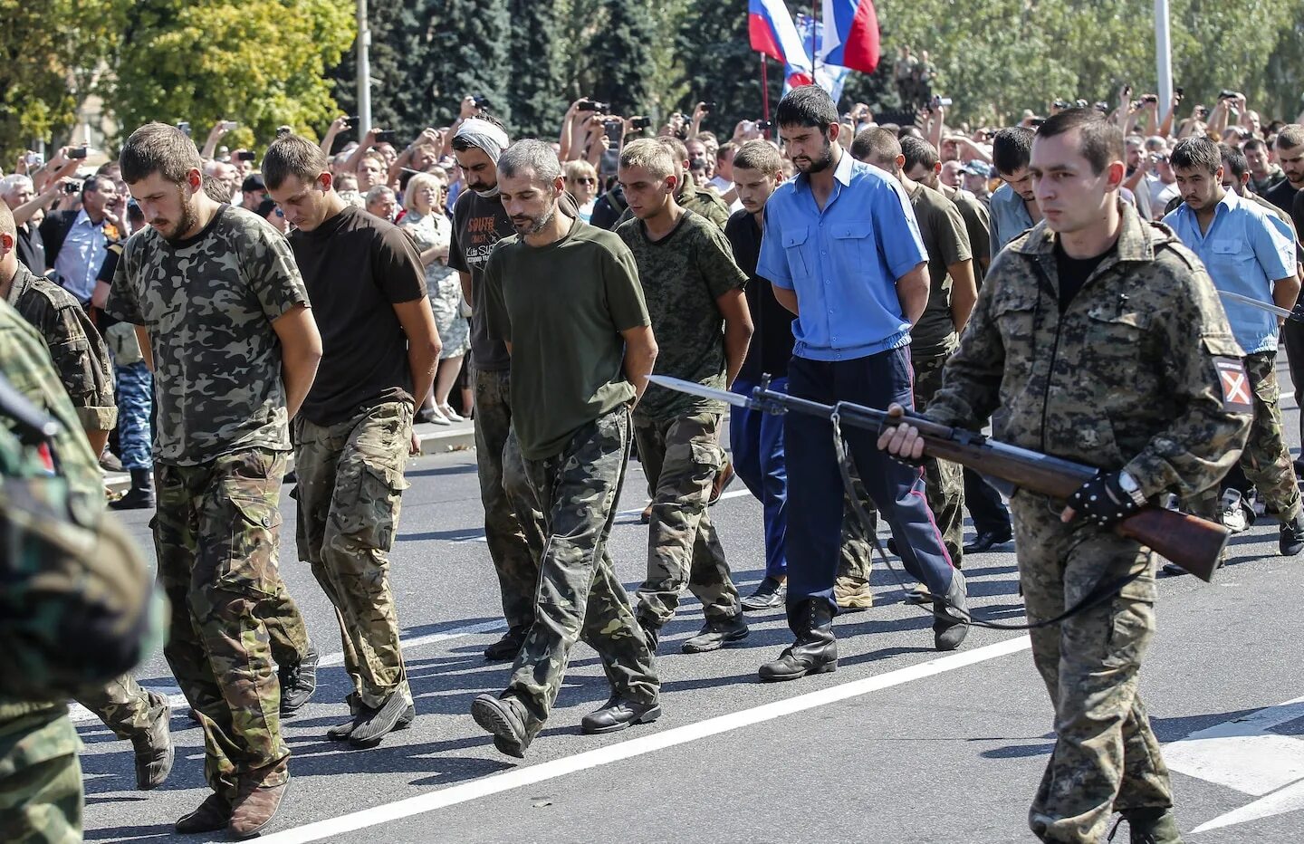 Укропы сегодня. Пленные ВСУ на параде в Донецке. Парад пленных украинцев в Донецке. Парад военнопленных в Донецке 2014. Пленные укропы в Донецке.