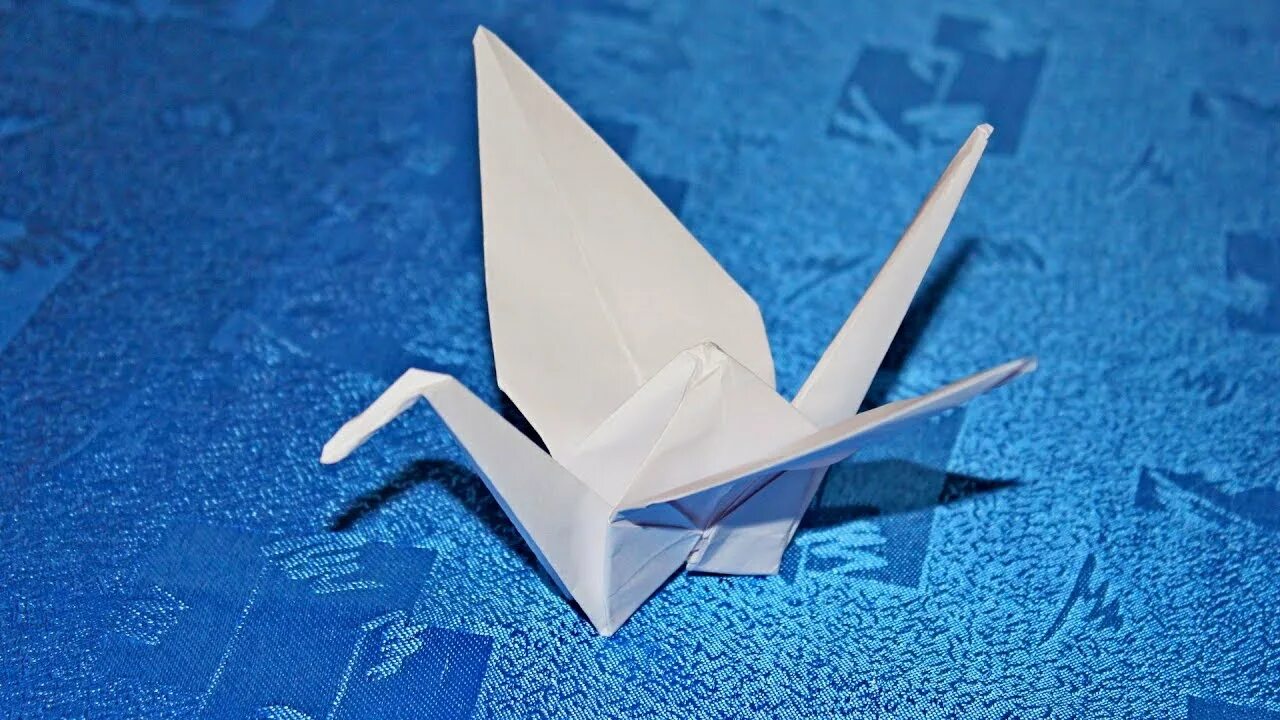 Журавлик из бумаги машет крыльями. Японский Журавлик оригами. Журавль Цуру оригами. Оригами белый Журавлик. Оригами журавлик для начинающих