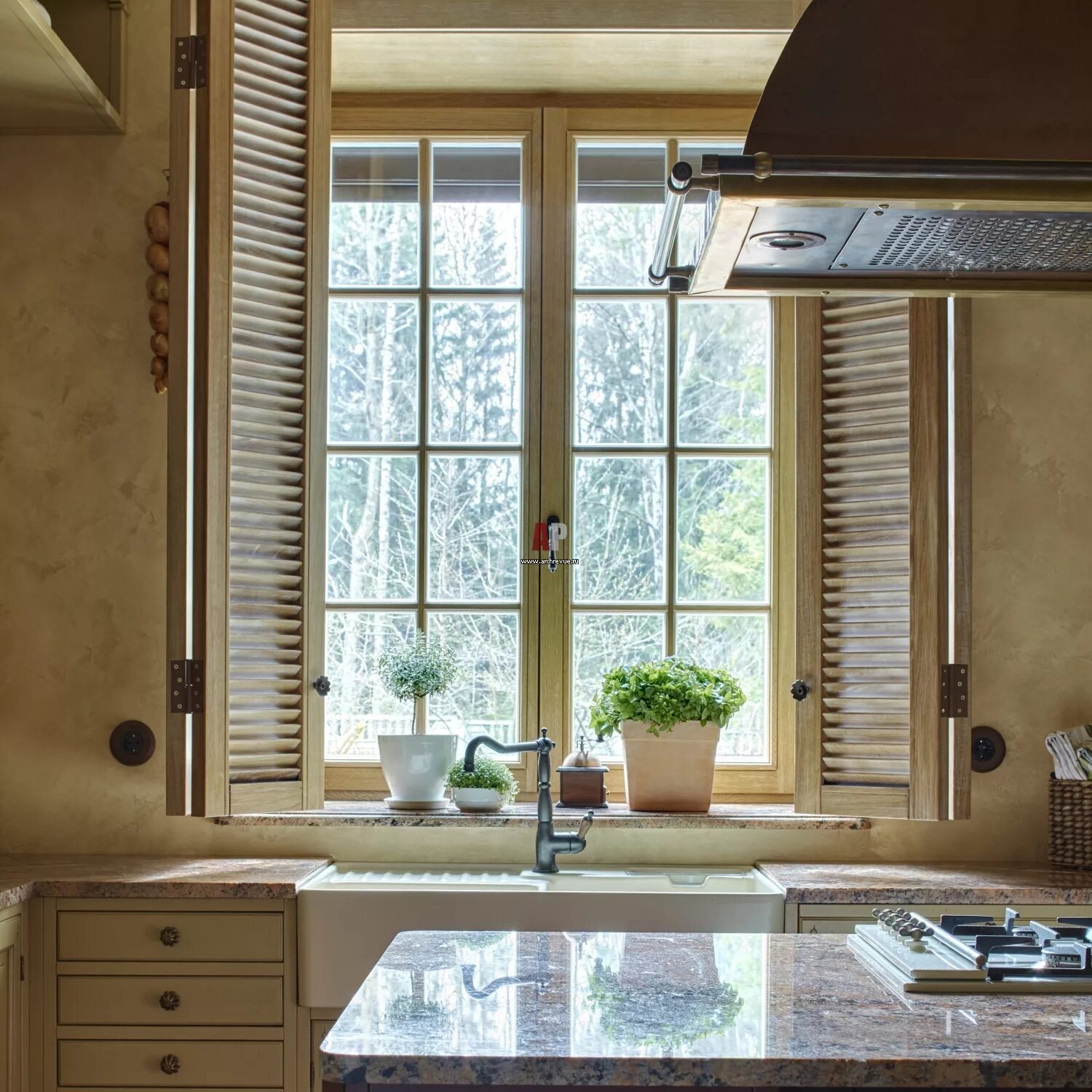 Кухня с окном в частном доме. Ставни на окнах в интерьере. Деревянные ставни в интерьере.
