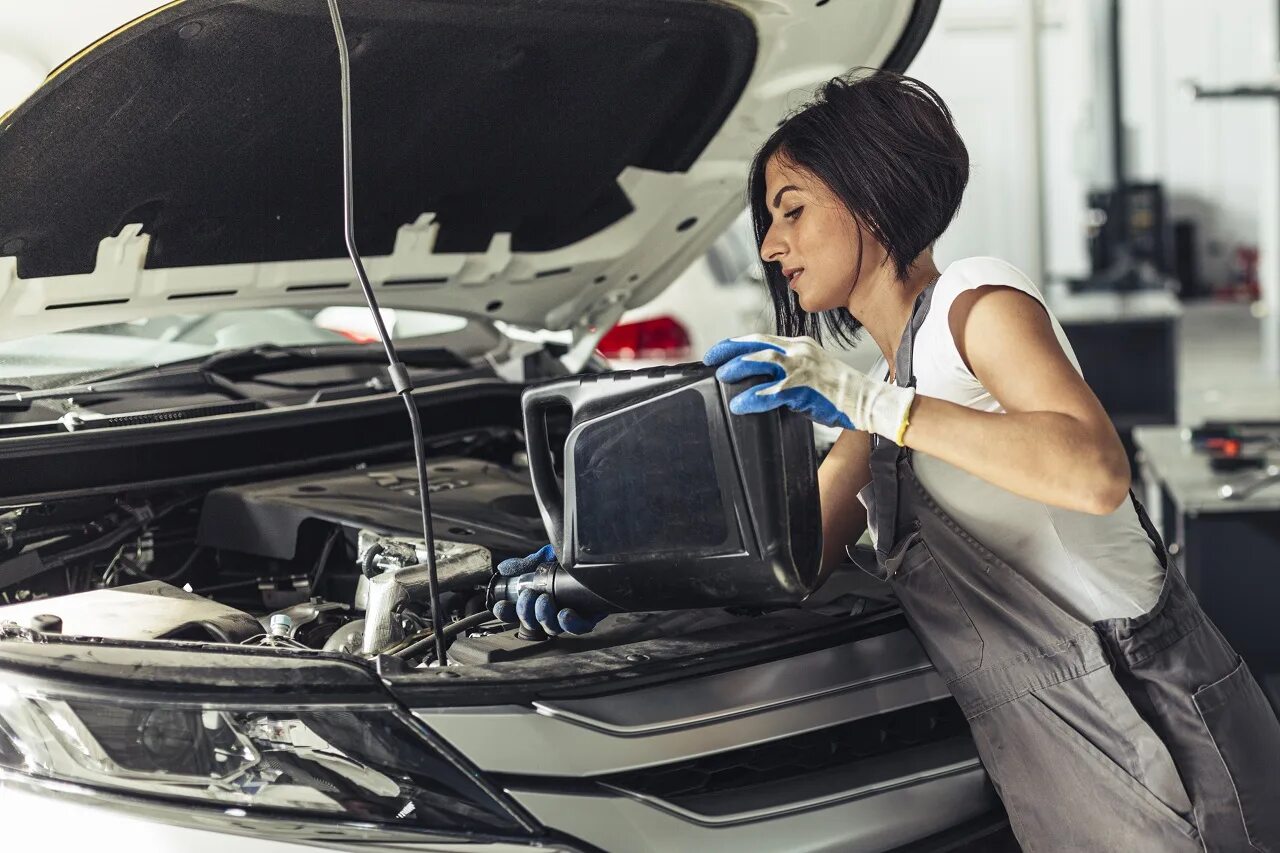 Woman is change. Девушка меняет масло. Женщина меняет масло в машине. Car Oil change service. Замена масла девушка.