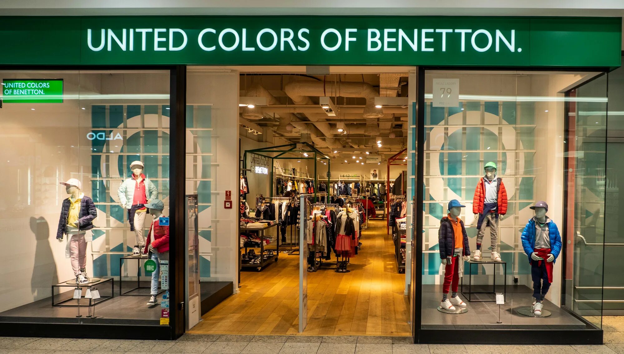 Юнайтед Колорс Бенеттон вывеска. United Colors of Benetton фасад магазина. Бутик Бенеттон в Милане. Юнайтед Колорс оф Бенеттон Вегас.
