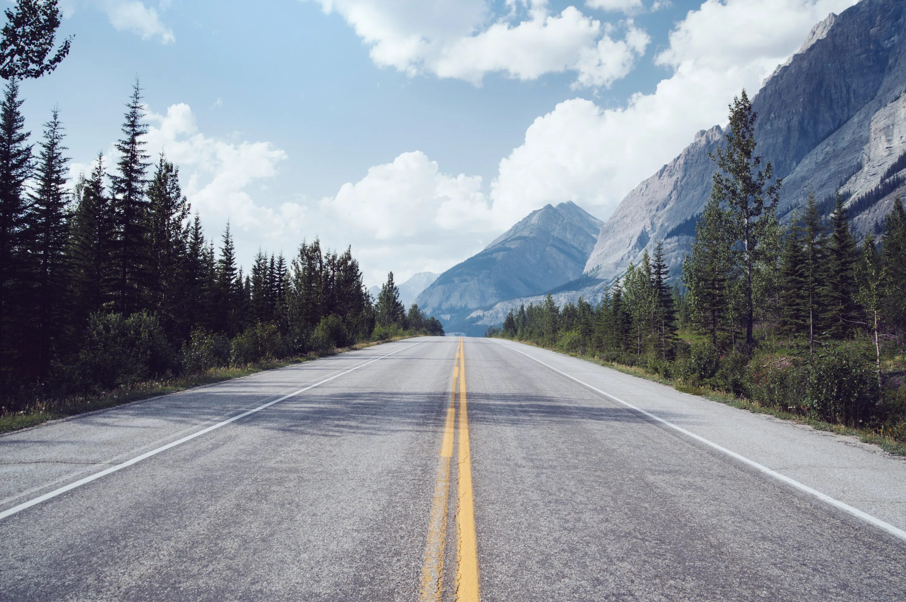 Road views. Дорога в гору. Красивые дороги. Горы с дорогой. Фон дорога.