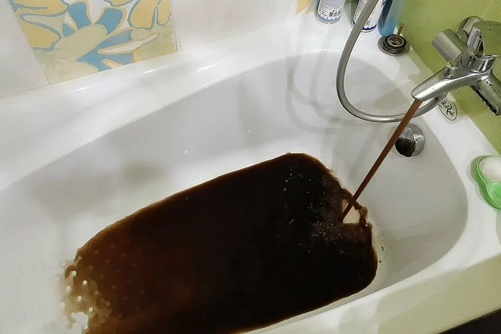 Ржавая вода. Грязная вода. Белая вода из крана. Ржавая вода. Коричневая вода из крана.