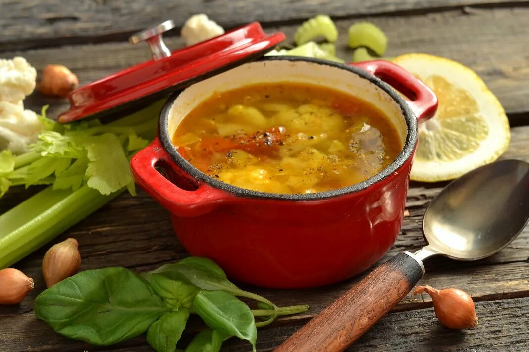 Едят супы на обед. Для супа. Овощной суп. Суп овощной диетический. Овощной суп для похудения.
