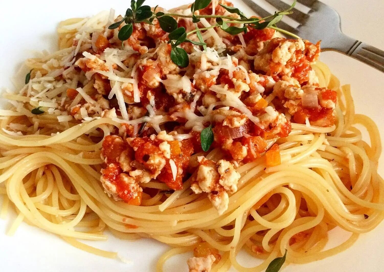 Спагетти с пастой болоньезе с фаршем рецепт. Паста для пасты болоньезе. Спагетти под соусом "а-ля болоньезе". Паста болоньезе классический итальянский. Спагетти с курицей.