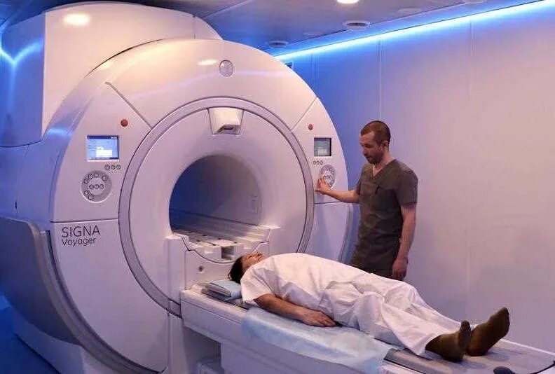 Человек в аппарате мрт. Томография: кт, мрт, пэт. резонанс магнитно-резонансная томография. магнитно-резонансная томограмма (мрт). ямр томограф.